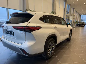 Купить Toyota Highlander, IV (XU70) Белый 2.0 AT (248 л.с.) 4WD от 5850000 ₽. в Оренбурге