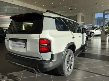 Купить Toyota Land Cruiser Prado, 250 Series Белый 2.8d AT (204 л.с.) 4WD от 13300000 ₽. в Оренбурге